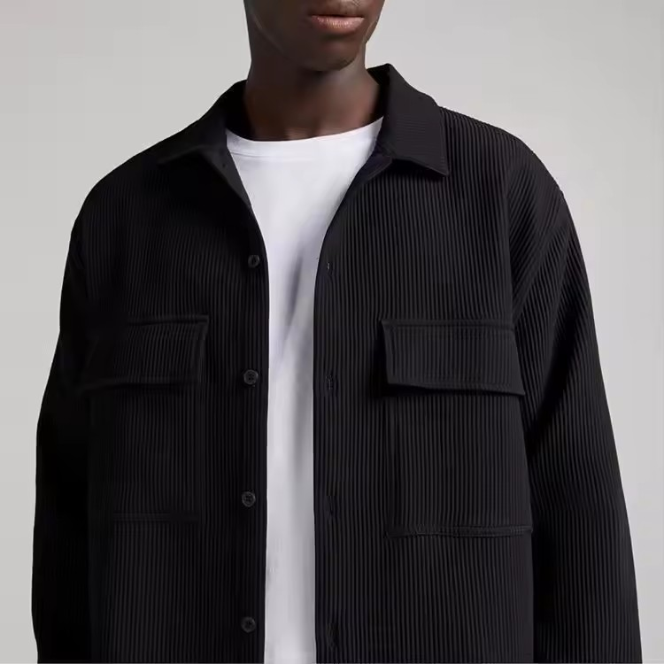 Relaxed fit shirt in black pleated oversized shirt with two flap pockets plastic button placket