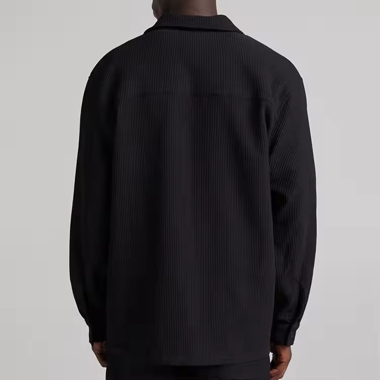 Relaxed fit shirt in black pleated oversized shirt with two flap pockets plastic button placket